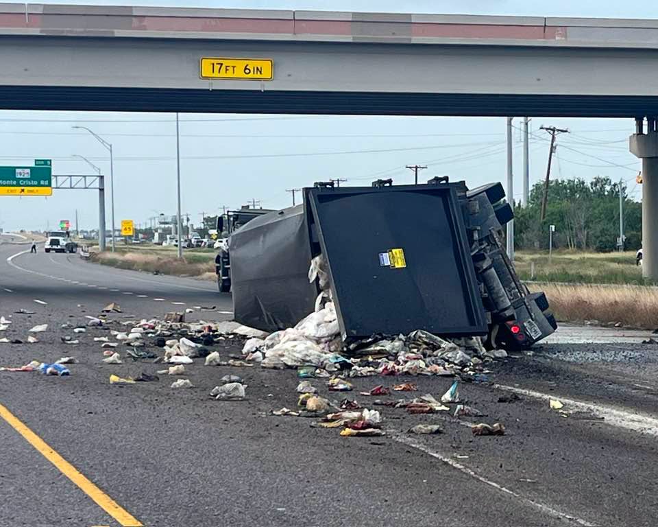 Investigan volcadura de camión en la I-69C de Edinburg que provoca cierres viales