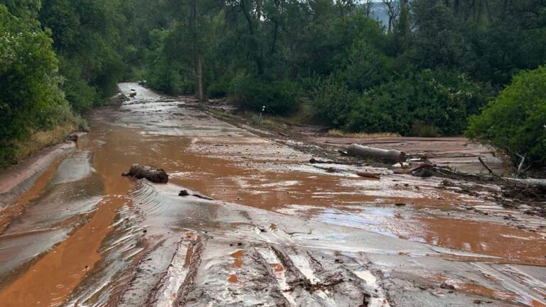 Inundaciones repentinas en el Condado Garfield obligan a cerrar y extremar precauciones en varias carreteras