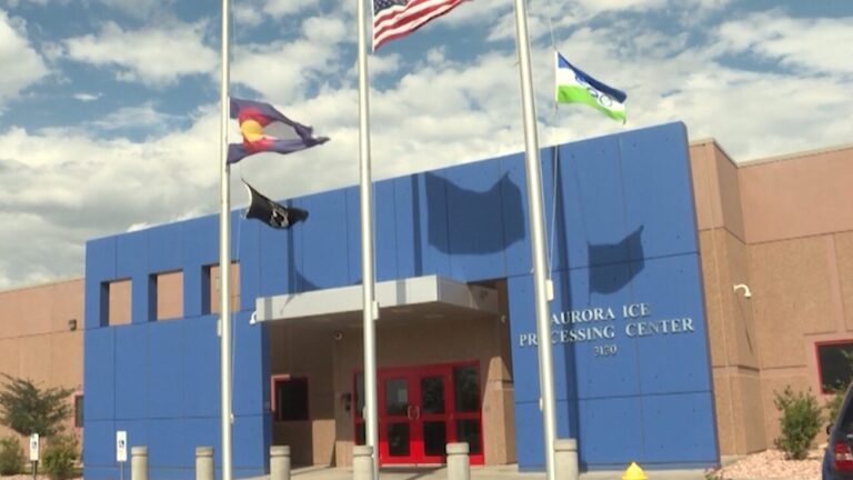 Investigan tiroteo en el centro de detención de inmigrantes de Aurora; una mujer resultó herida
