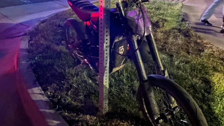 Menor herido en accidente con motocicleta eléctrica en Commerce City tras ignorar una señal de alto
