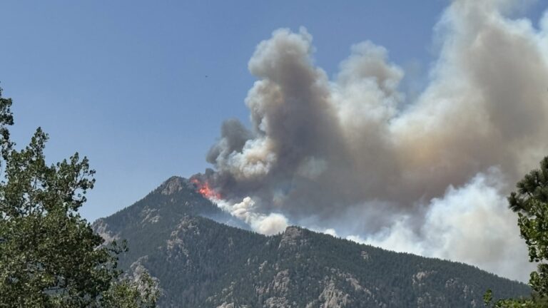 Incendio Aspen Acres supera los 100 mil acres en Colorado y deja más de 850 estructuras destruidas