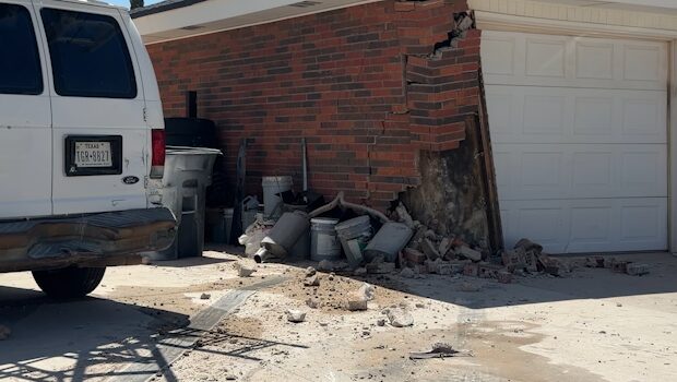 Patrulla de Horizon City choca contra una casa tras accidente vehicular; no se reportan heridos