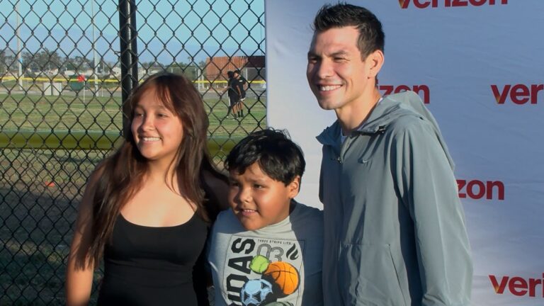 Chucky Lozano comparte la cancha con jóvenes de la comunidad en San Diego