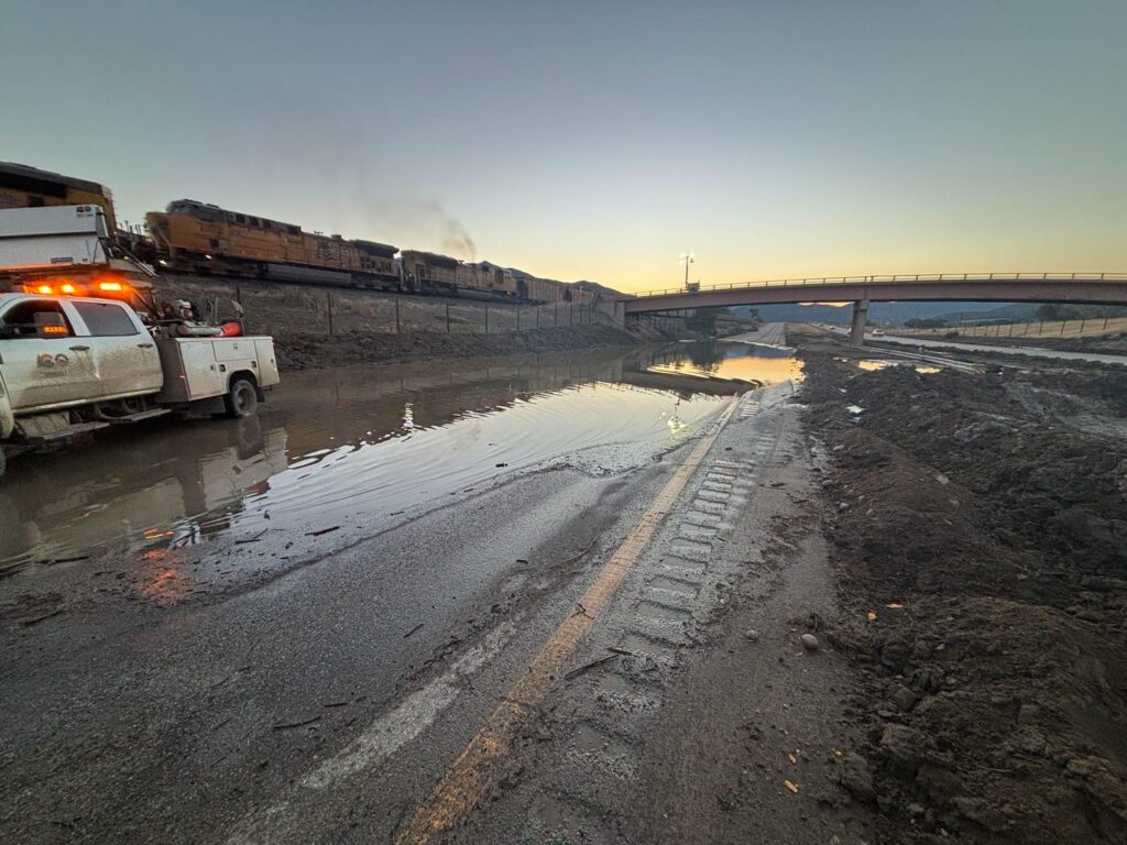 Inundaciones mantienen cerrada la I-70 entre New Castle y Silt en Colorado