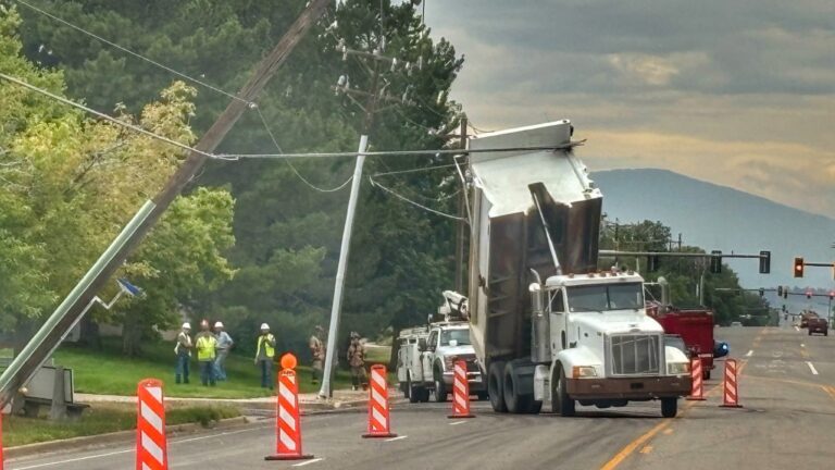 Camión derriba líneas eléctricas y provoca cierre de calles en Loveland