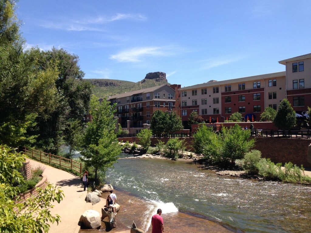 Ola de calor en Colorado lleva a cientos a refrescarse en Clear Creek, en Golden