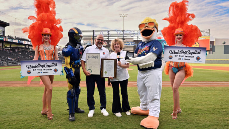 Bodas en Las Vegas: 140 parejas renuevan sus votos en masivo evento en el Las Vegas Ballpark