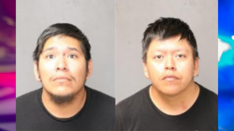 Rescatan en a bebés encerrados en vehículo en Albuquerque; el padre prefirió ir de fiesta con un amigo