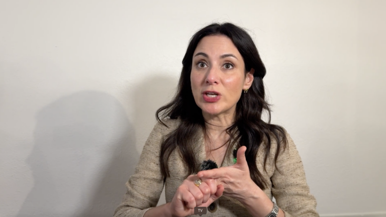 Gina Hinojosa lleva su campaña por la gubernatura a El Paso con enfoque en electricidad, escuelas, impuestos y cámaras Flock