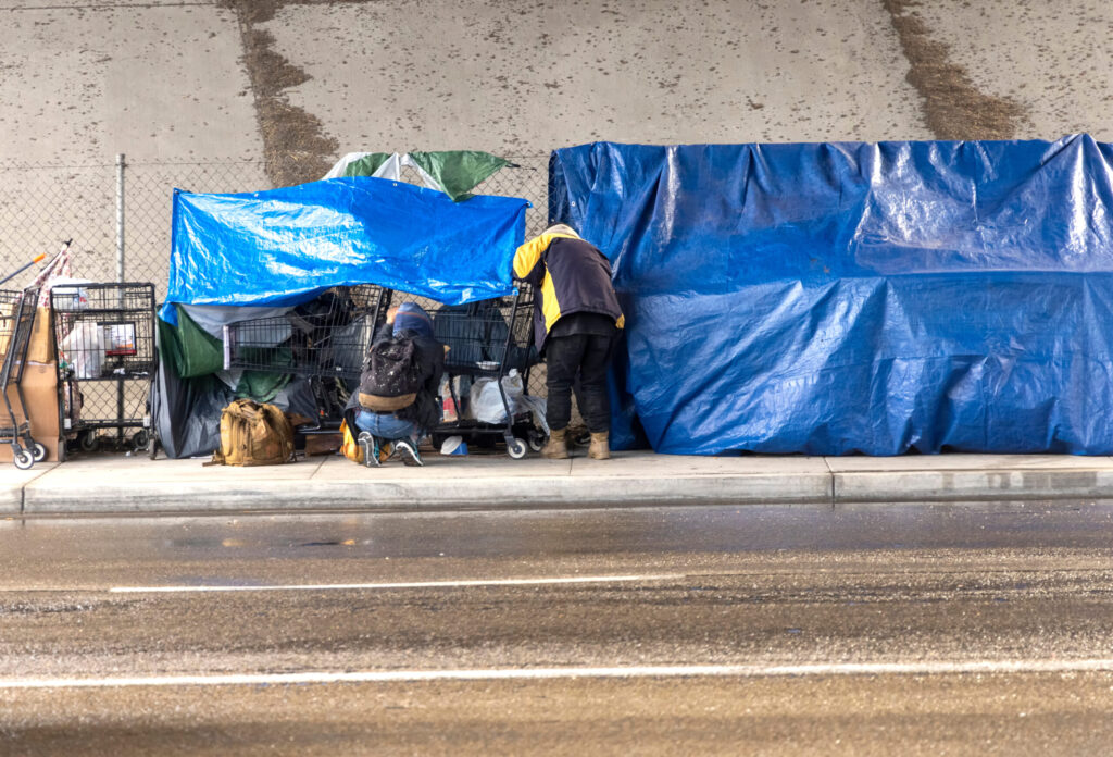 Campamentos de personas sin hogar: Newsom sella acuerdo con San Diego para limpiar autopistas y ampliar servicios