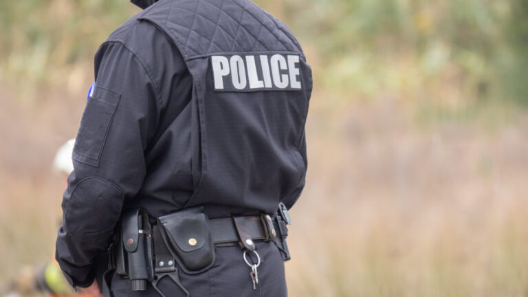 Operativo del FBI en Ramona con apoyo de SWAT sigue en desarrollo