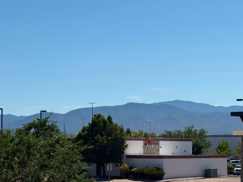 Rayo en Atalaya Mountain provoca humo en Santa Fe; autoridades confirman incendio bajo control