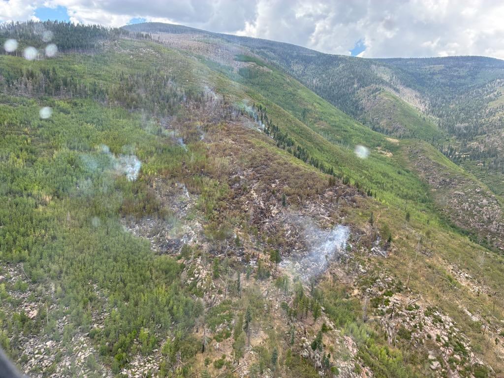 Incendio Oso Canyon en Nuevo México sigue sin contención mientras bomberos avanzan con líneas de contención