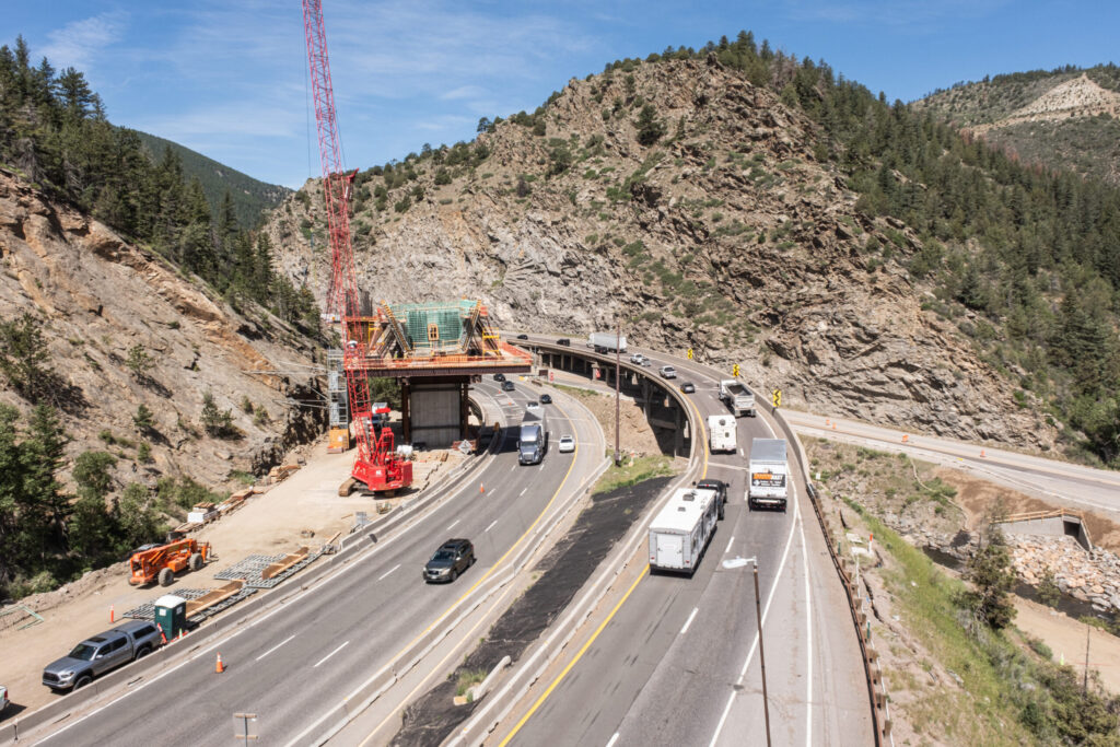 Proyecto I-70 en Floyd Hill supera el 50 % de avance y entra en nueva fase de construcción