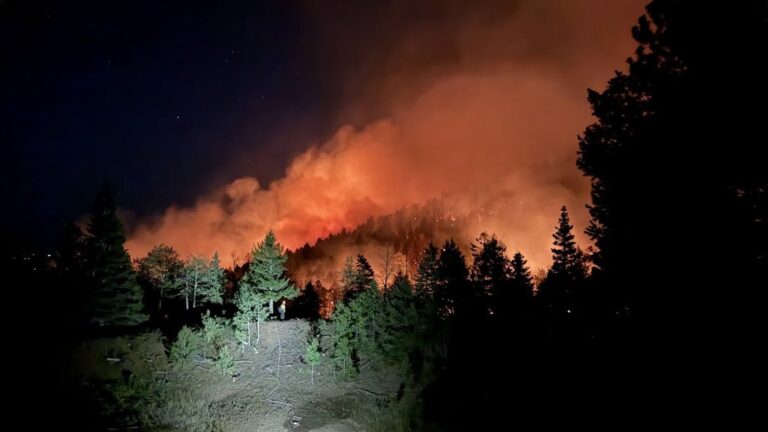 Incendios forestales en Colorado: Polis alerta sobre riesgo de inundaciones y deslaves