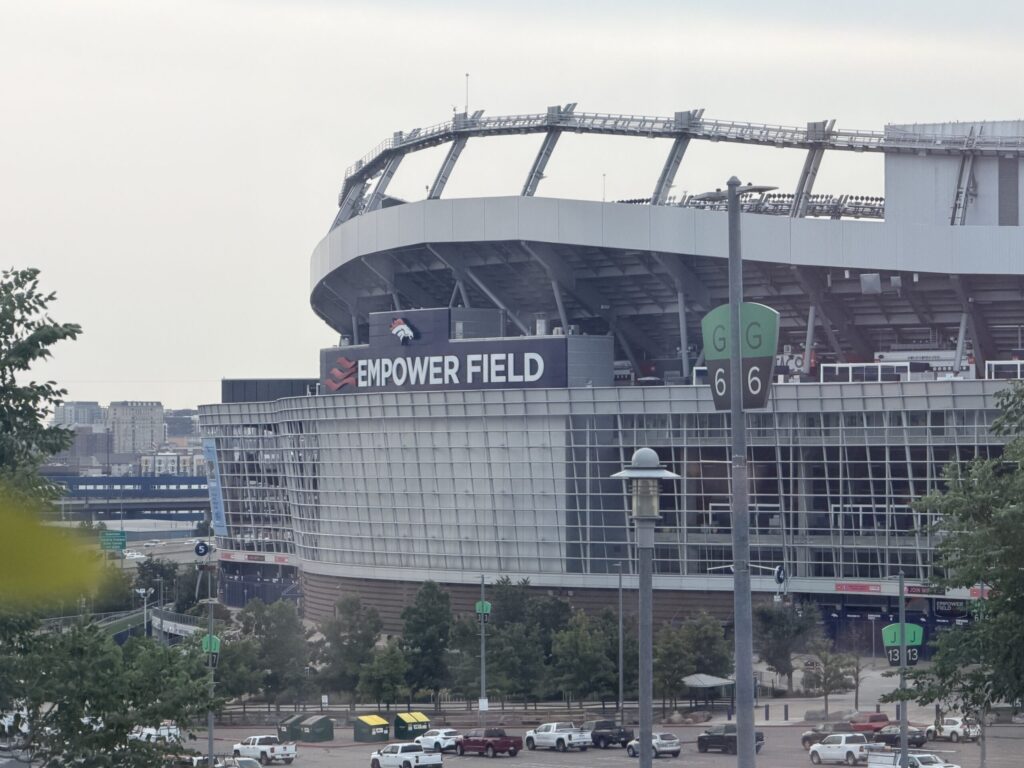 Petición para convertir Empower Field en parque público gana fuerza en Denver tras la salida de los Broncos