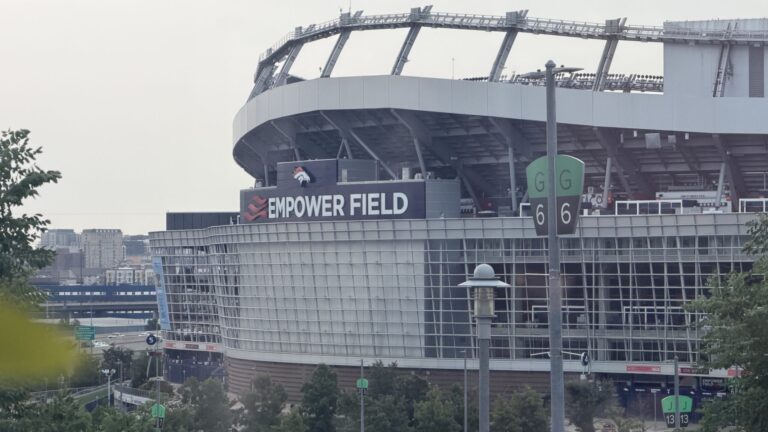 Petición para convertir Empower Field en parque público gana fuerza en Denver tras la salida de los Broncos