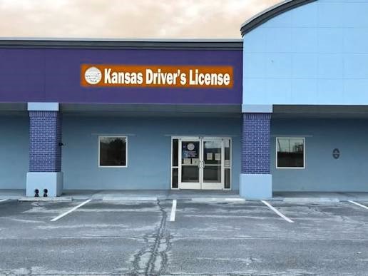 Placas vehiculares en Derby: Sedgwick County inaugura nueva oficina satélite en la biblioteca pública
