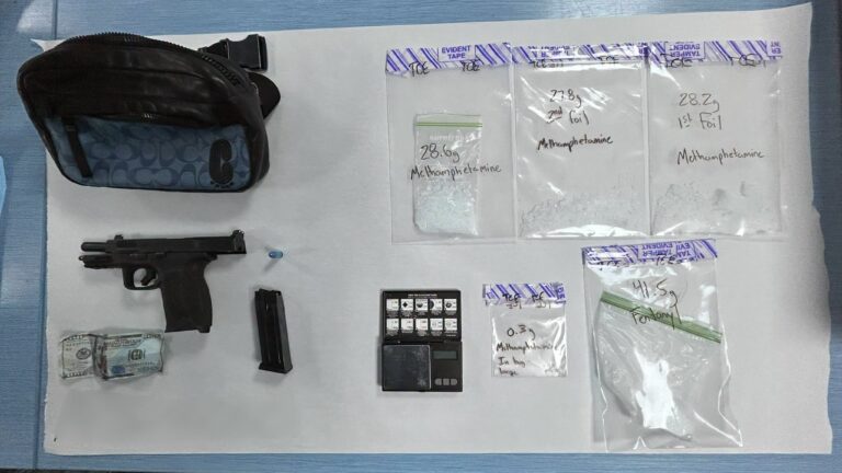 Placas temporales falsas en Aurora destapan drogas y un arma robada durante patrullaje preventivo