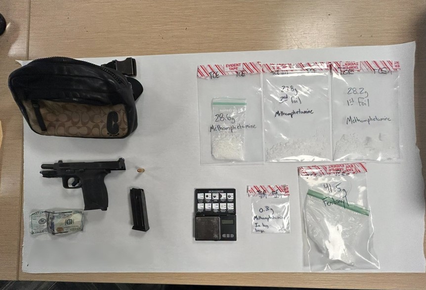 Placas falsas en Aurora llevan al decomiso de metanfetamina, fentanilo y un arma robada