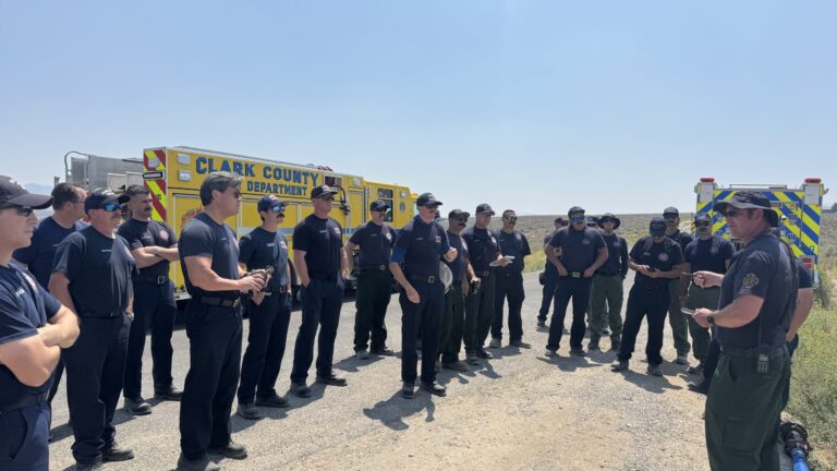 Incendio Ward devora 8,775 acres en Nevada mientras 500 bomberos avanzan en su contención
