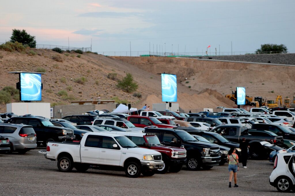 Más de 1,500 personas asisten a función de cine gratuita en el Balloon Fiesta Park de Albuquerque
