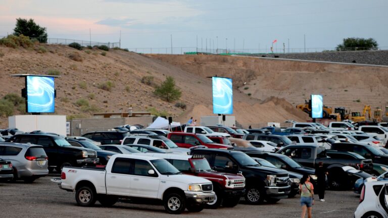 Más de 1,500 personas asisten a función de cine gratuita en el Balloon Fiesta Park de Albuquerque