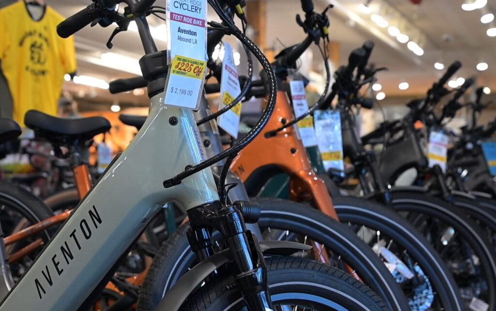La administración de Polis anuncia el regreso de los populares reembolsos para bicicletas eléctricas