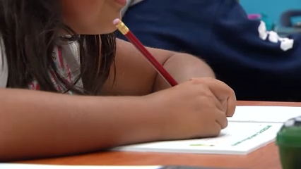 Jornada comunitaria ofrece cortes de cabello, útiles escolares y alimentos gratuitos a estudiantes