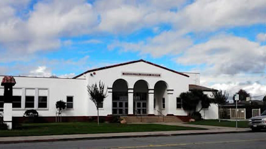 Hombre detenido tras provocar confinamiento en escuela secundaria de Salinas