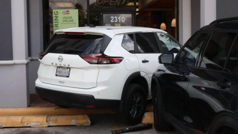 Conductora choca contra vehículo estacionado y edificio en Mission