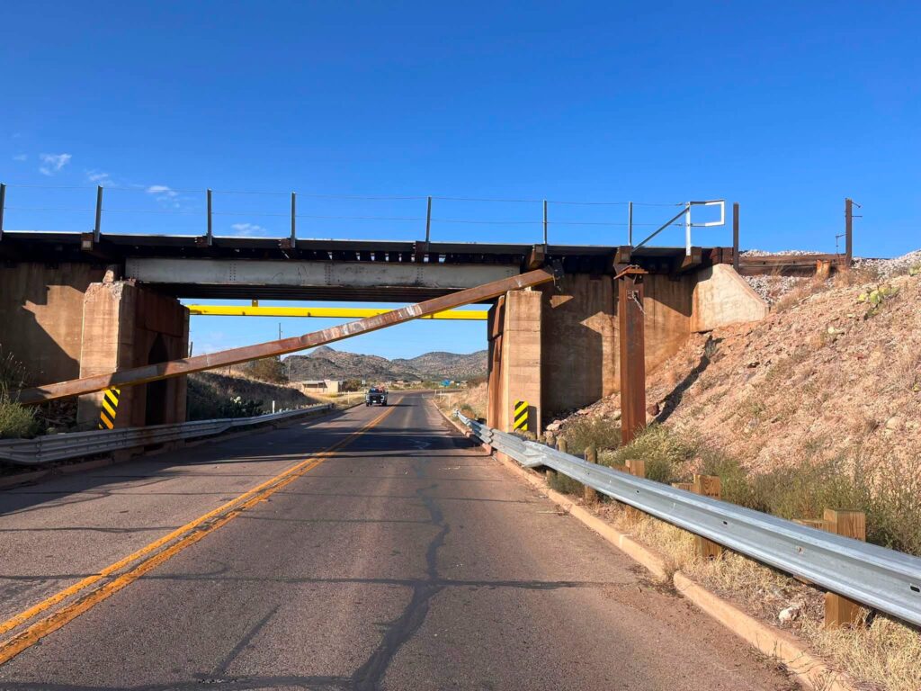 Cierre de vía en la autopista 90 en Alpine tras choque de vehículo de carga pesada contra barrera de seguridad