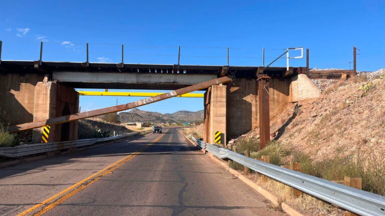 Cierre de vía en la autopista 90 en Alpine tras choque de vehículo de carga pesada contra barrera de seguridad