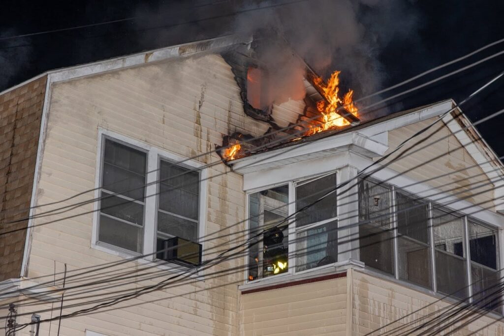 Incendio en Hartford desplaza a 12 personas, incluidos cinco niños