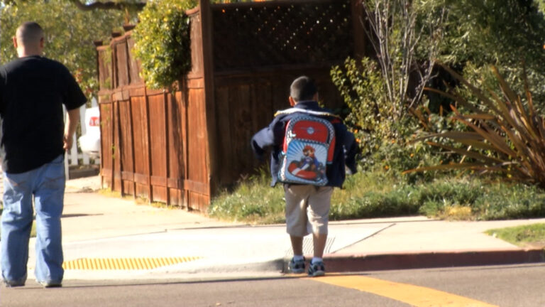 Cerca de 100 mil estudiantes regresan a clases en San Diego con nuevos cambios tecnológicos