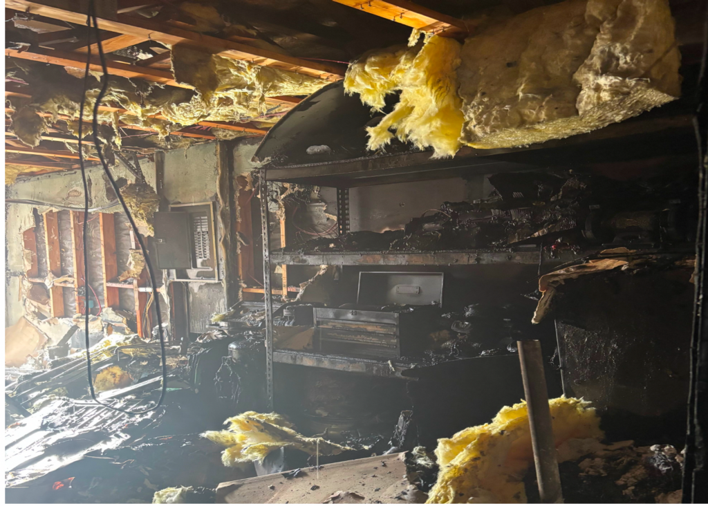 Incendio voraz destruye vivienda en Las Vegas dejando 5 desplazados en una respuesta de 10 minutos