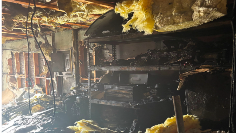 Incendio voraz destruye vivienda en Las Vegas dejando 5 desplazados en una respuesta de 10 minutos