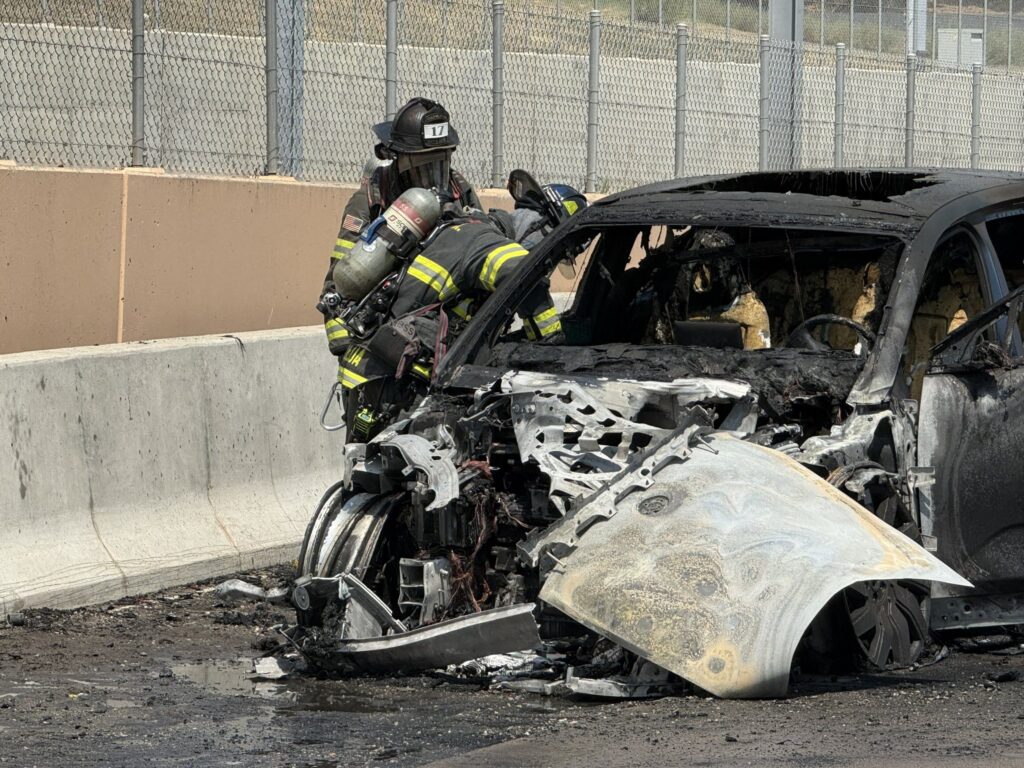 Vehículo eléctrico se incendia en la I-25 cerca de Lincoln Avenue
