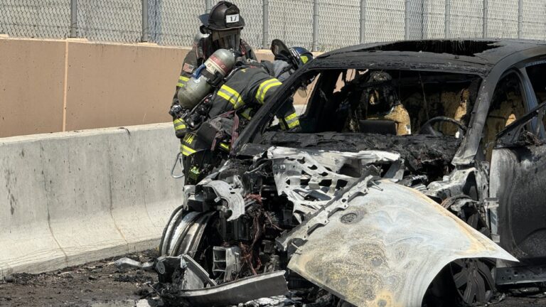 Vehículo eléctrico se incendia en la I-25 cerca de Lincoln Avenue