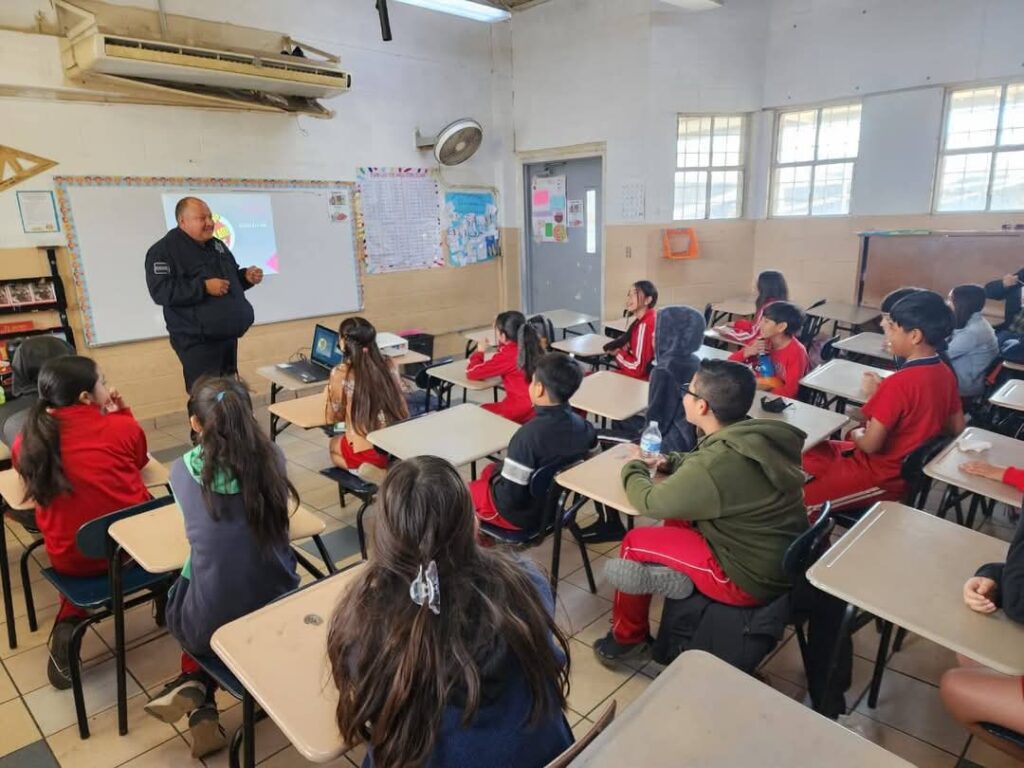Baja California prepara foros para impulsar restricciones al uso de celulares en las escuelas