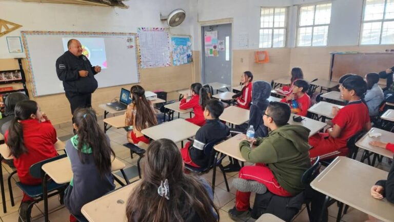 Baja California prepara foros para impulsar restricciones al uso de celulares en las escuelas