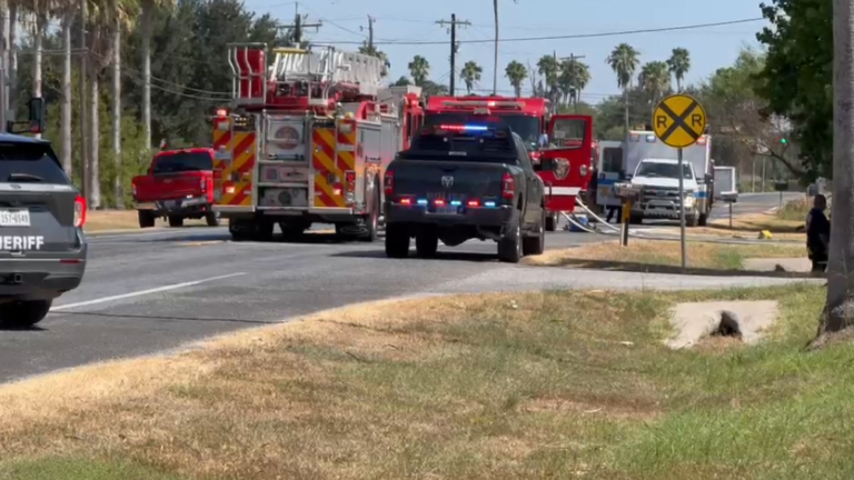 Incendio estructural en desarrollo en Harlingen; autoridades piden evitar el área