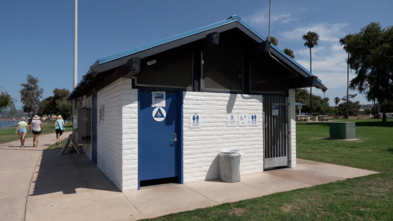 Tras semanas de cierres, San Diego reabrirá 13 baños públicos en Mission Bay