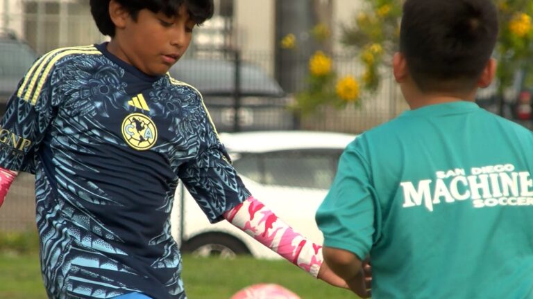 Liga de fútbol en Barrio Logan abre oportunidades para jóvenes de bajos recursos
