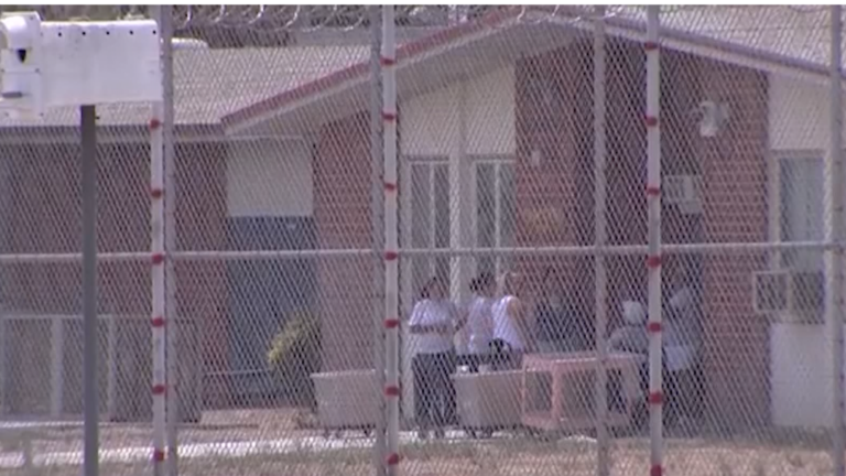 Justicia federal acusa a prisiones de California de no proteger a reclusas de abusos sexuales