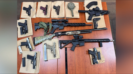 Policía de Yuma incauta 12 armas durante allanamientos; hay dos detenidos