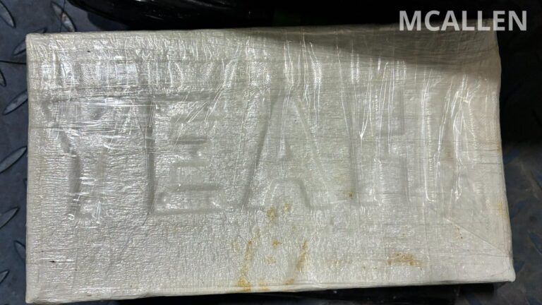 DEA y autoridades federales incautan 18 paquetes de cocaína ocultos en tráiler en la frontera de McAllen