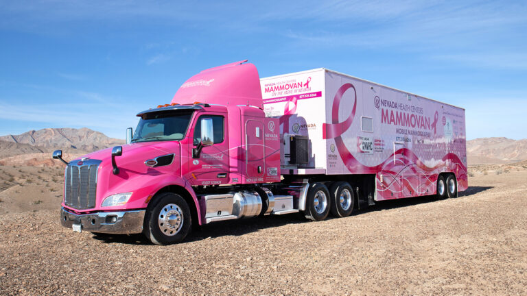 Mammograms salvan vidas: Mammovan de NVHC lleva exámenes vitales a una comunidad de Nevada