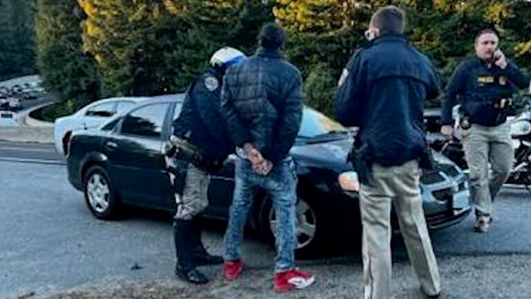 Arrestan a varias personas tras persecución a alta velocidad en Santa Cruz