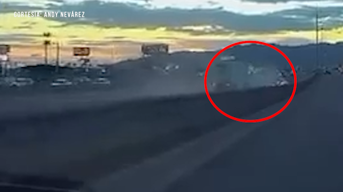 Captado en cámara: Aparatoso choque en la I-10; vehículo quedó sin techo tras impactar contra camión